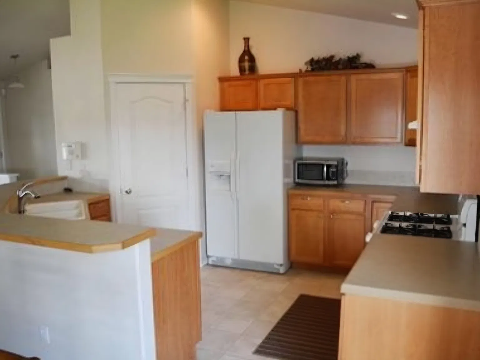 3 bed, 1355 sqft, $2,200 — Photo 2
