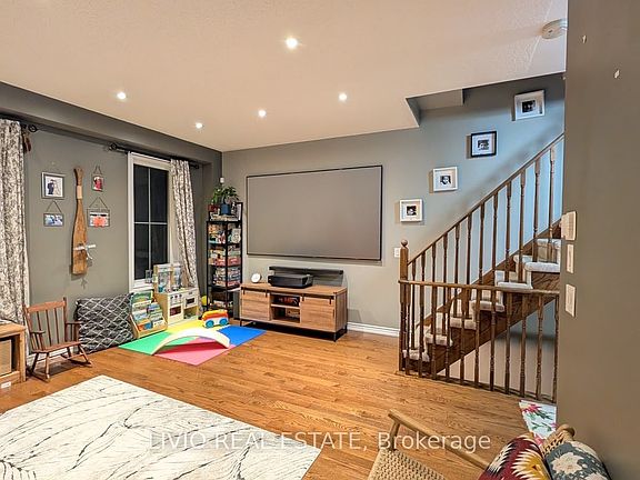 4th image of 157 Cedar Lake Cres