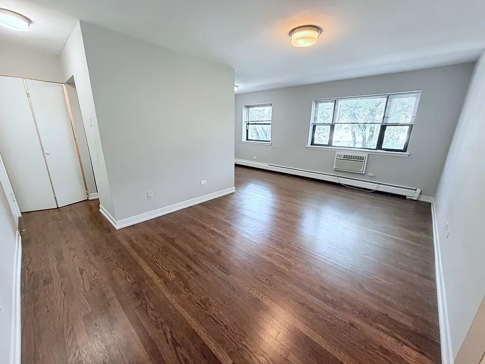 525-26 W Oakdale Ave #402