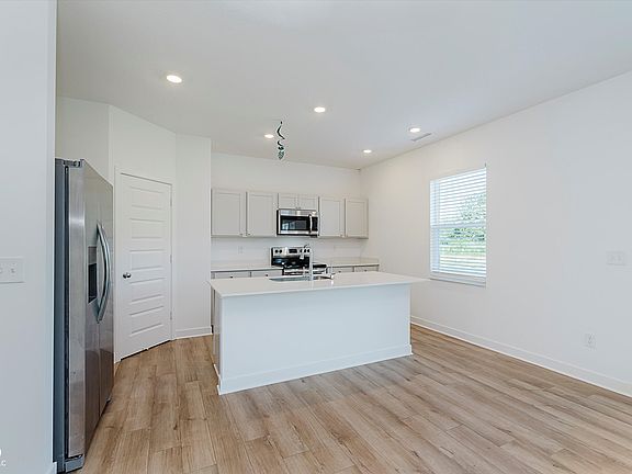 5th image of 848 Holmdale Dr
