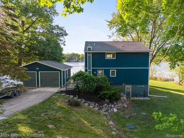 2881 Hope Ave, White Lake, MI 48383