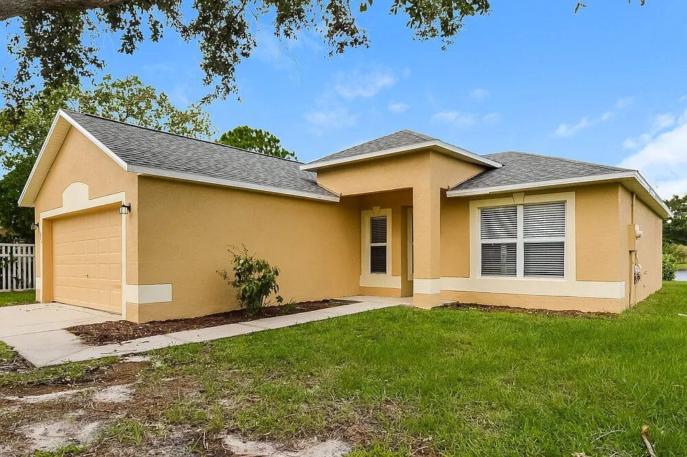 3 bed, 2.0 bath, 1262 sqft, $2,080 — Photo 3
