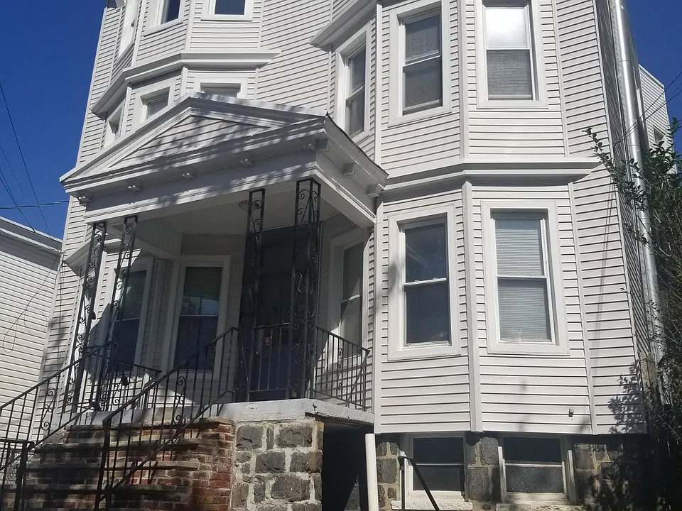 22 Charles St #2R