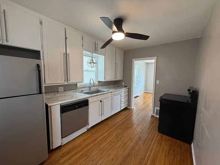 313 W 15th St — Photo 5