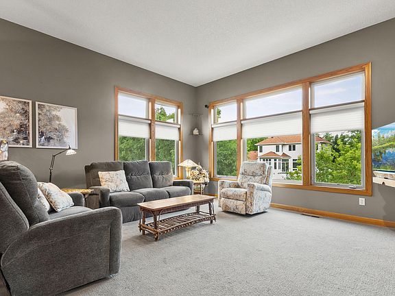 4th image of 9390 Glenborough Dr