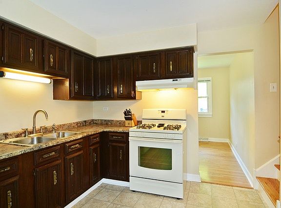 4th image of 2127 N Haig Ct