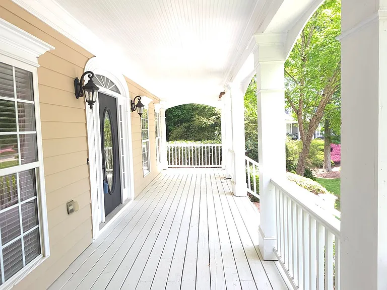 606 Lakeshore Ct — Photo 3