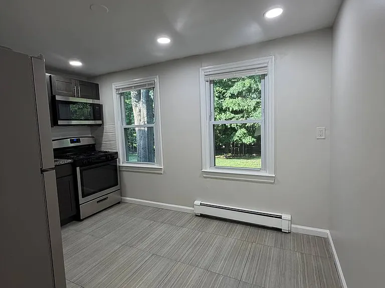 39 Hawthorne Dr #1 — Photo 17