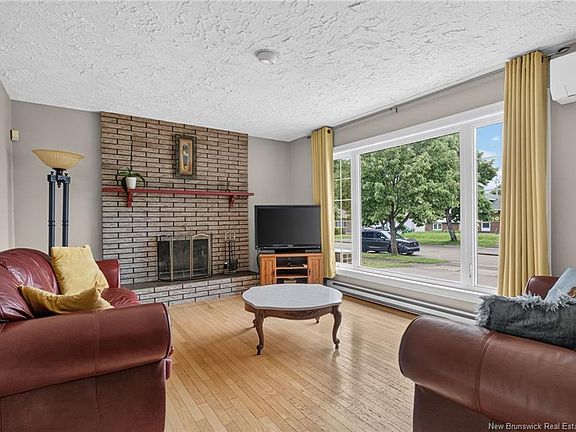 2nd image of 25 Lasalle Cres