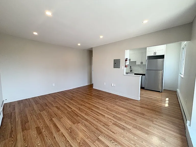 10 Park Ave W — Photo 4