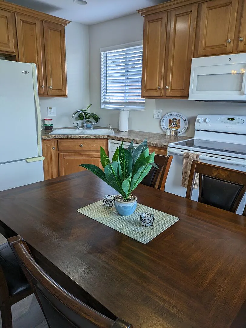2 bed, 750 sqft, $2,600 — Photo 1