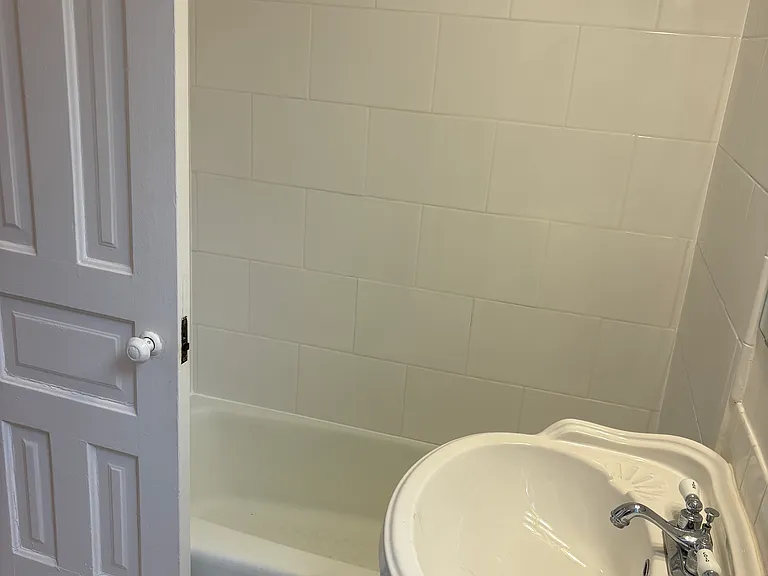 215 Lafayette Ave NE #4 — Photo 1