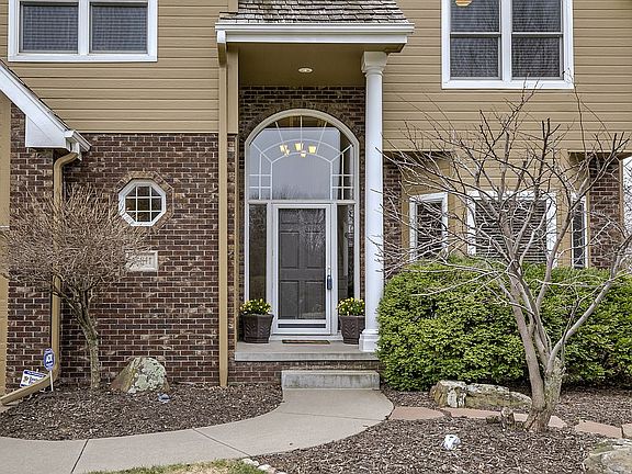 3rd image of 15811 Lake St