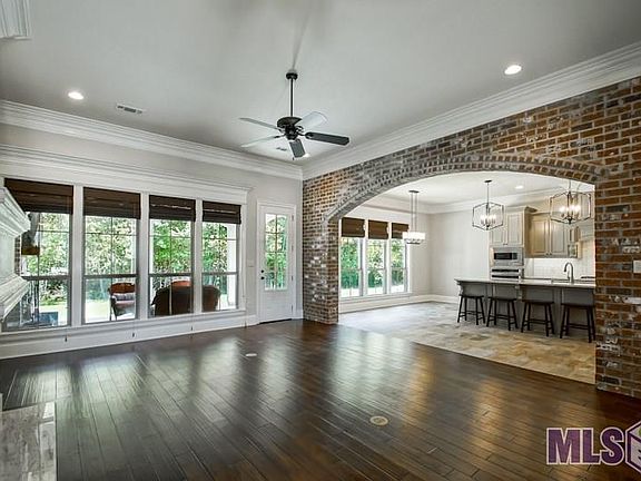 4th image of 9160 Villa Crossing Dr