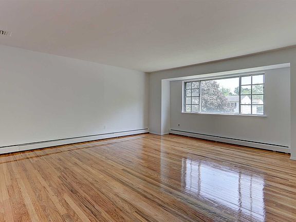 3rd image of 12 Heatcote Dr