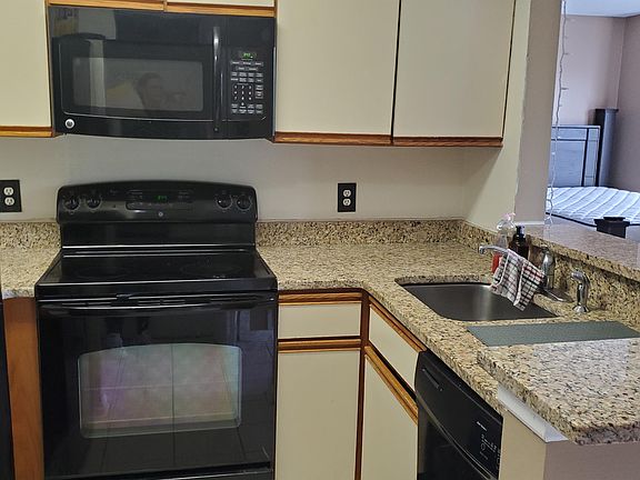 4th image of 1600 Park Cir #418-1