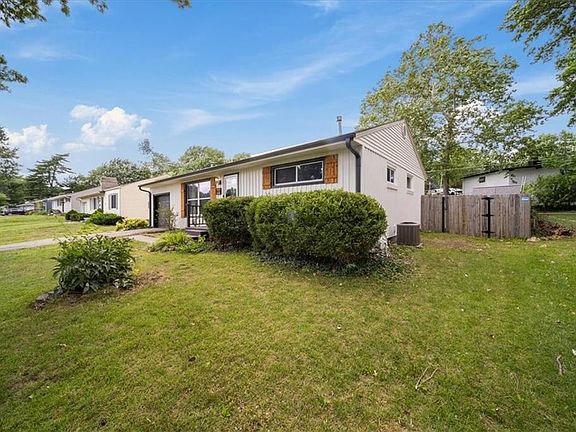 4th image of 8014 W 85th St