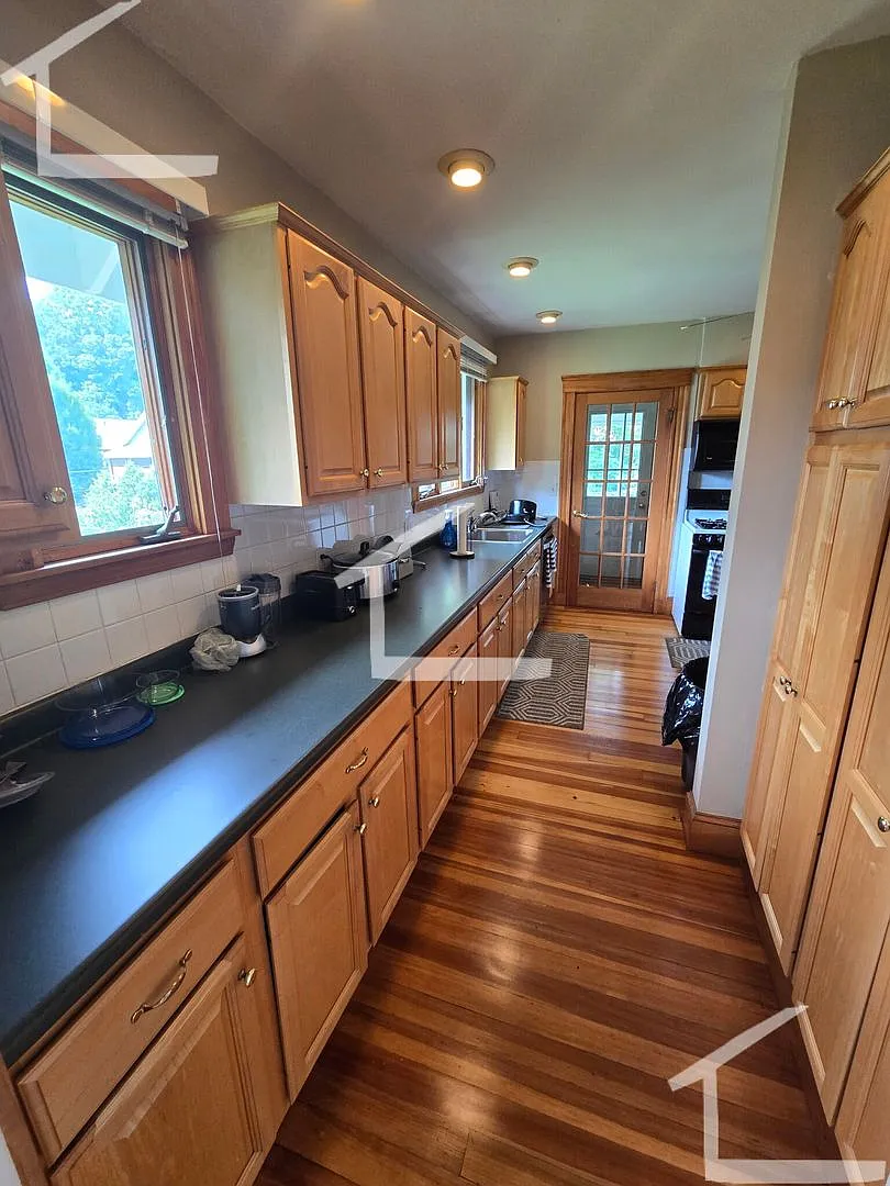 Brighton 3-Bed Avail 9/1 — Photo 3