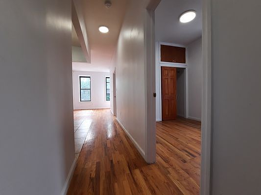 5th image of 518 Willoughby Ave APT 2F
