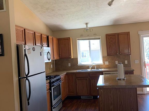 3rd image of 106 Regent St SE