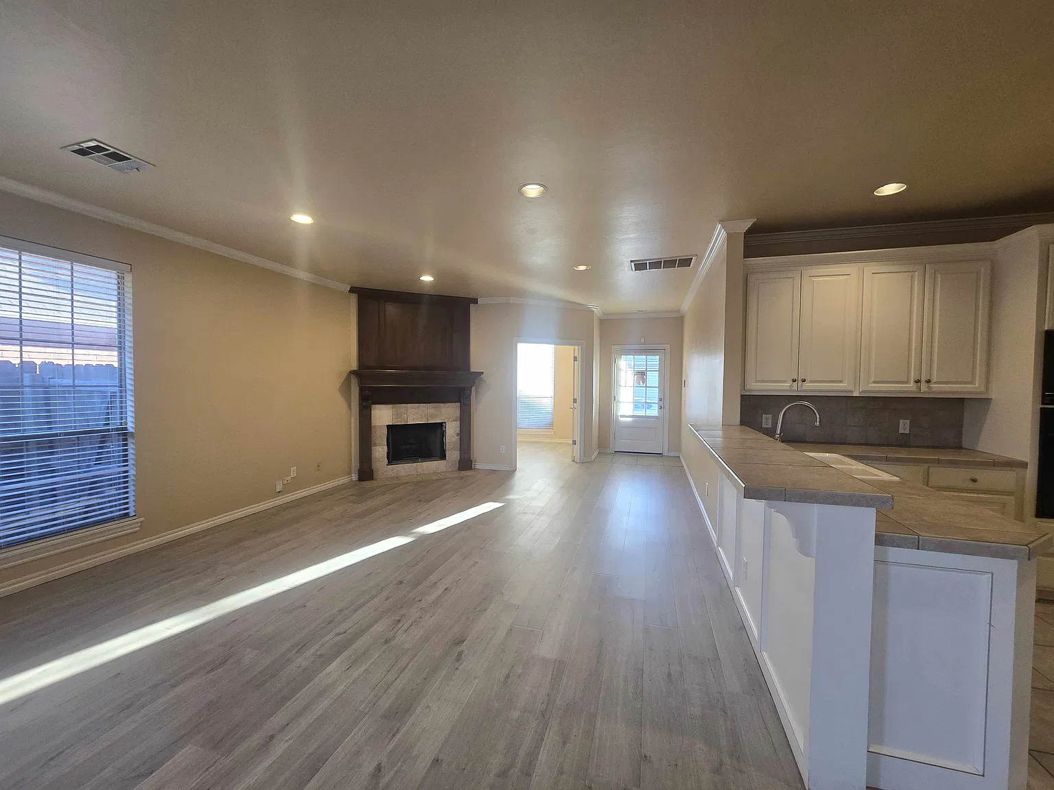 2 bed, 1663 sqft, $1,700 — Photo 3