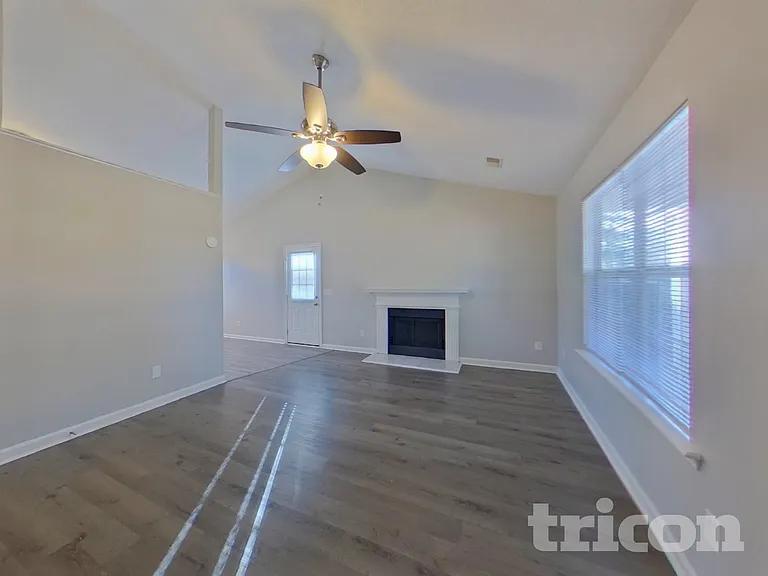500 Rockhaven Dr — Photo 3