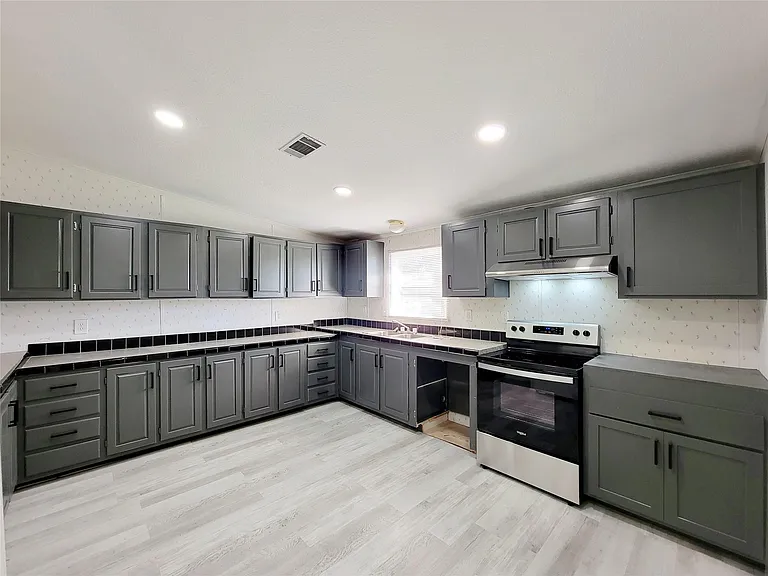 305 Paddock St #7 — Photo 9
