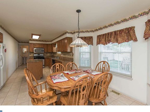 4th image of 2 Pin Oaks Dr