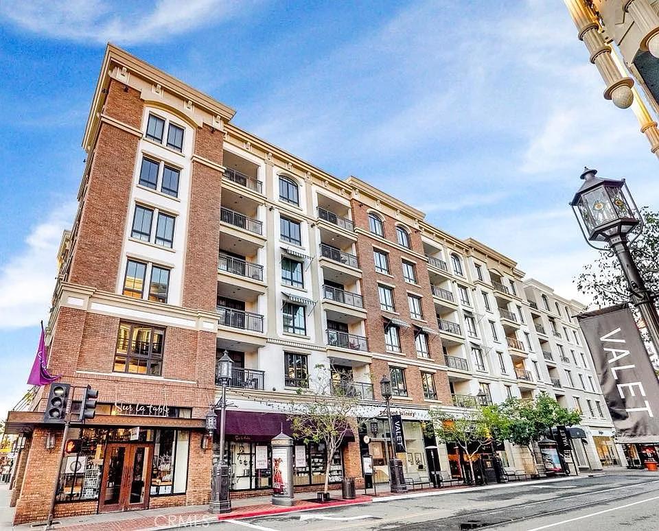 2 bed, 2.5 bath, 1326 sqft, $5,500 — Photo 2