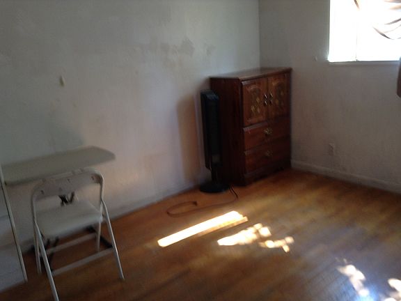 4th image of 4662 Burke Dr
