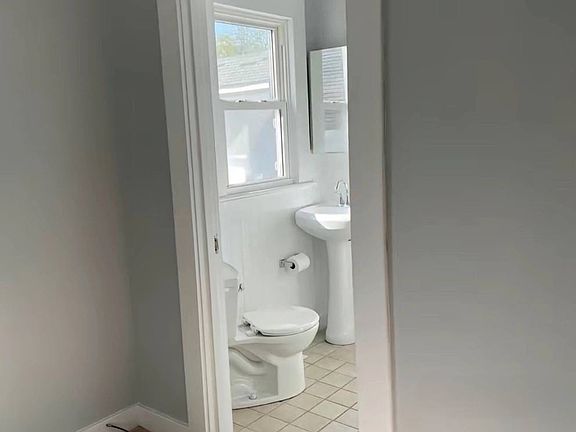 3rd image of 629 Imperial Ln