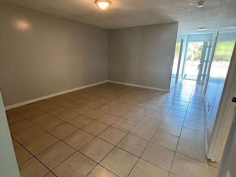 Louisiana Apartments — Photo 2
