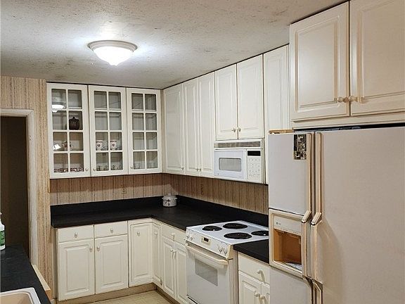 4th image of 1403 Viewmont Dr
