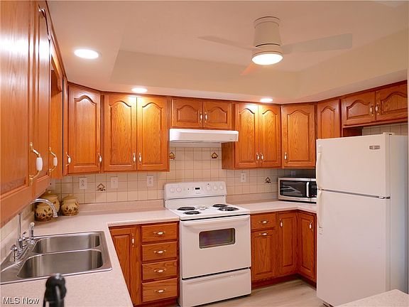 2nd image of 808 Elm St