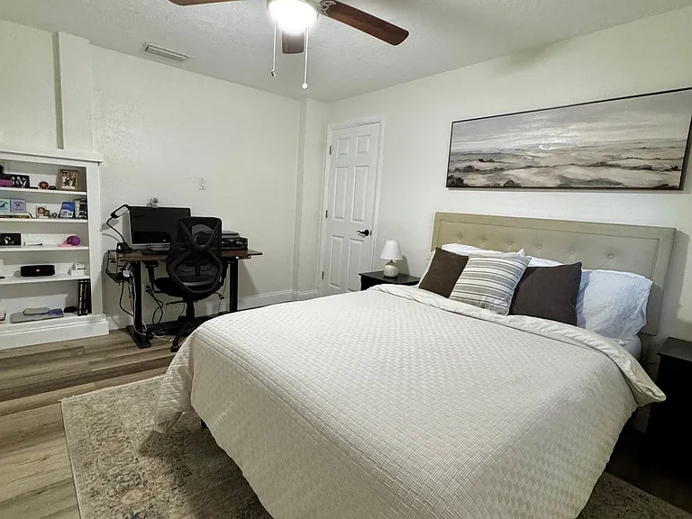 Second largest bedroom, with walk in closet