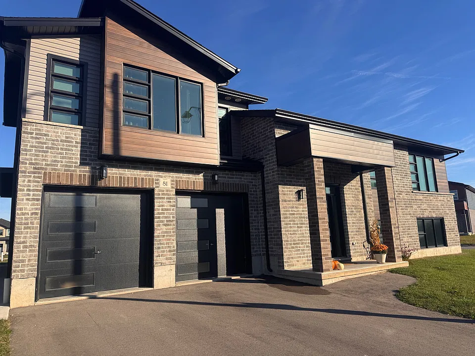 81 Moon Cres #2