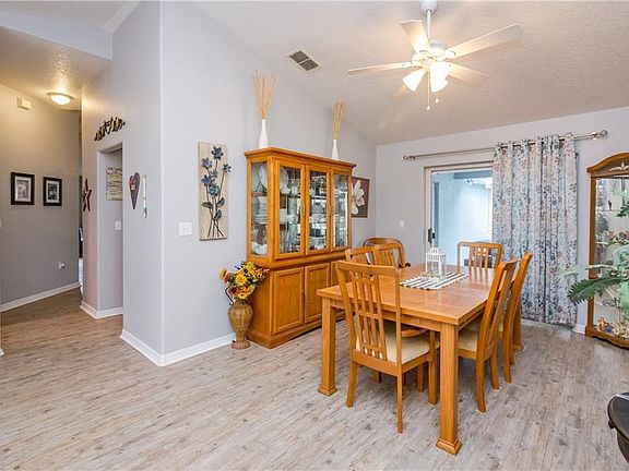 4th image of 820 Park Valley Cir