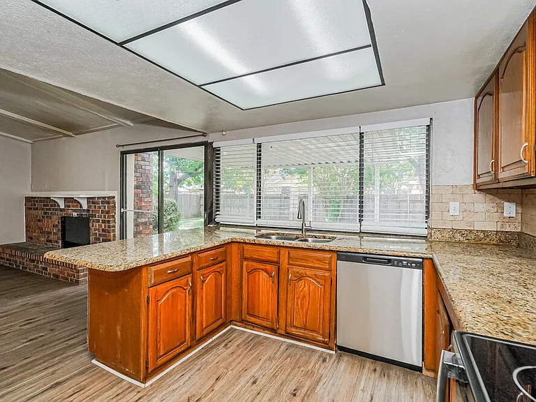 4141 Yellowleaf Dr — Photo 8