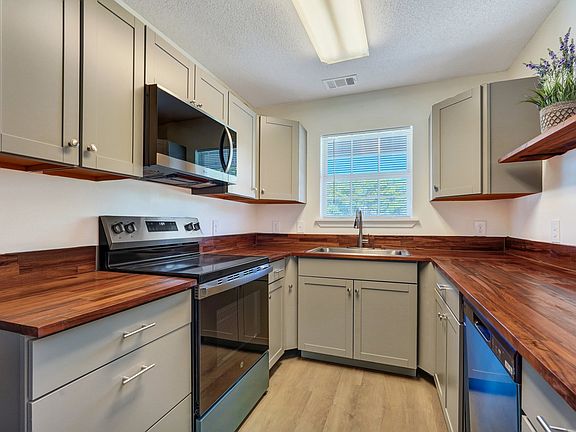 3rd image of 605 Rushing St