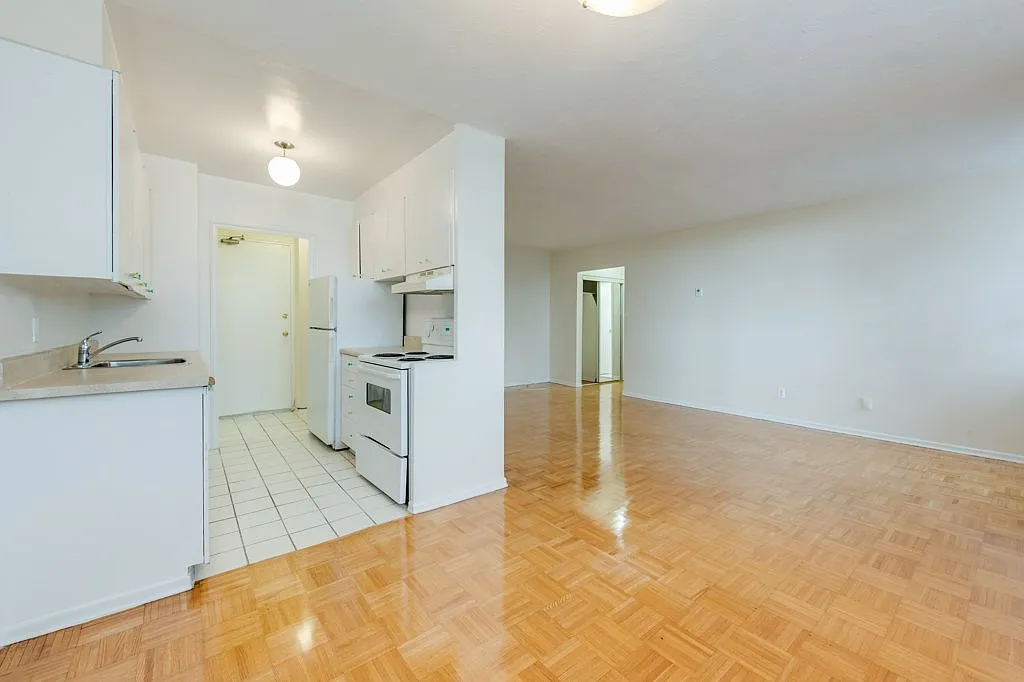 10 Huntley St — Photo 2