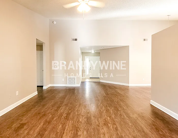 542 Queensbridge Dr — Photo 4