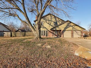 915 S Brookview Ln, Mustang, OK 73064