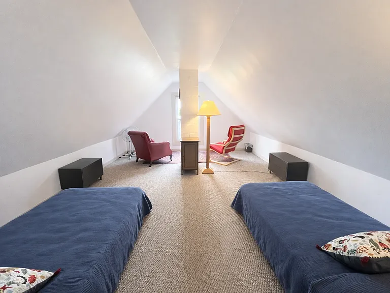 Second level bedroom 3 with 2 twin beds.