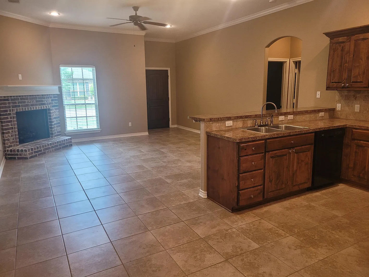 3 bed, 1400 sqft, $1,900 — Photo 3