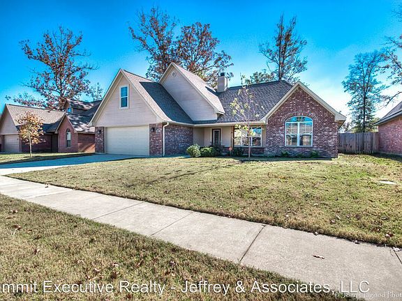 3rd image of 211 Southern Creek Cir