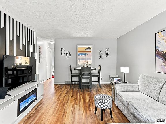 5th image of 809 S 122nd St