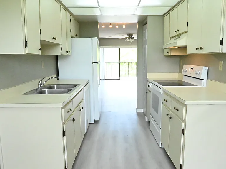 2700 Cove Cay Dr #4G — Photo 2