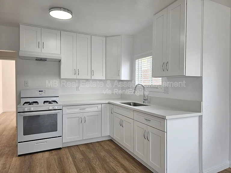 4754 W 163rd St — Photo 4