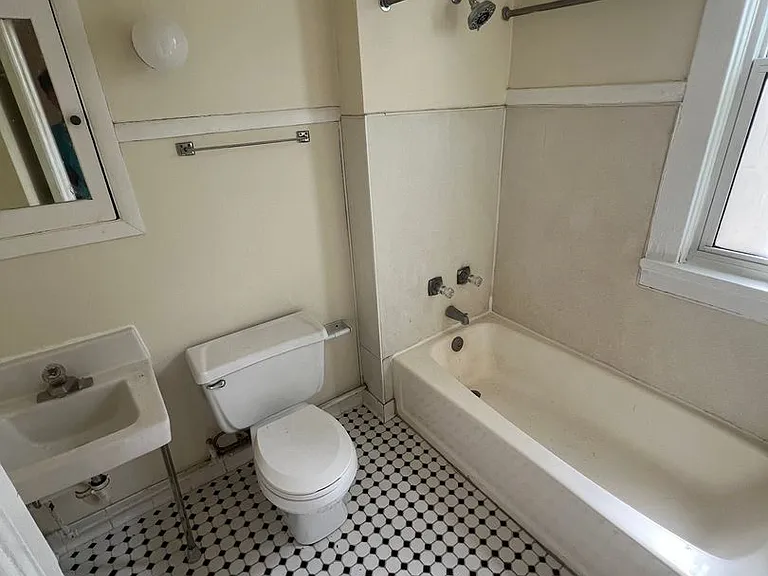 219 E Mifflin St — Photo 4