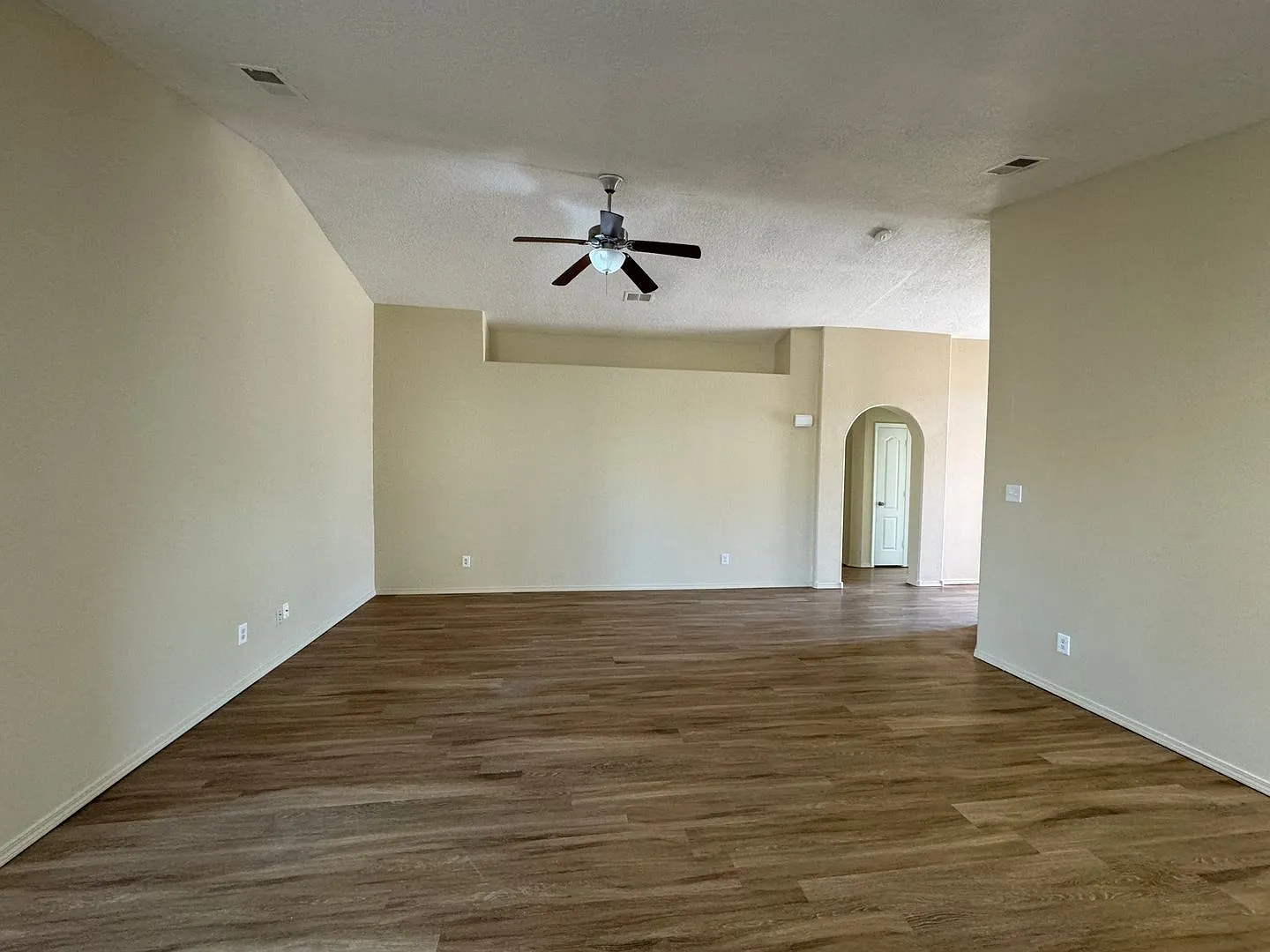 3 bed 2 bath home in Huning Ranch! — Photo 3